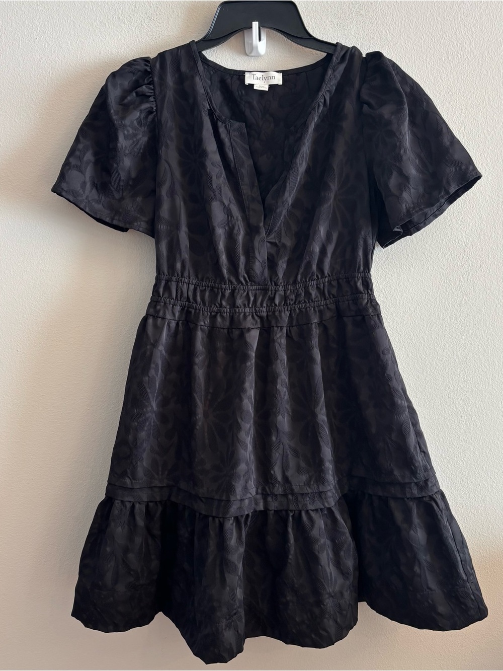 Taelynn Black Short Sleeve Floral Jacquard Dress Size small